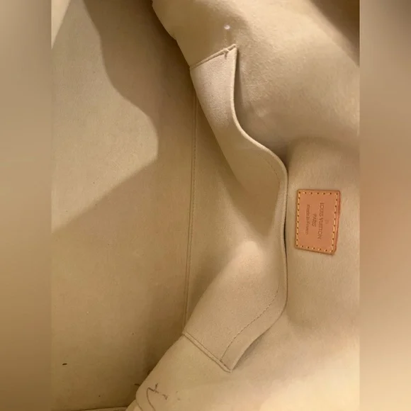 Louis Vuitton Monogram Manhattan GM - Picture 7 of 15